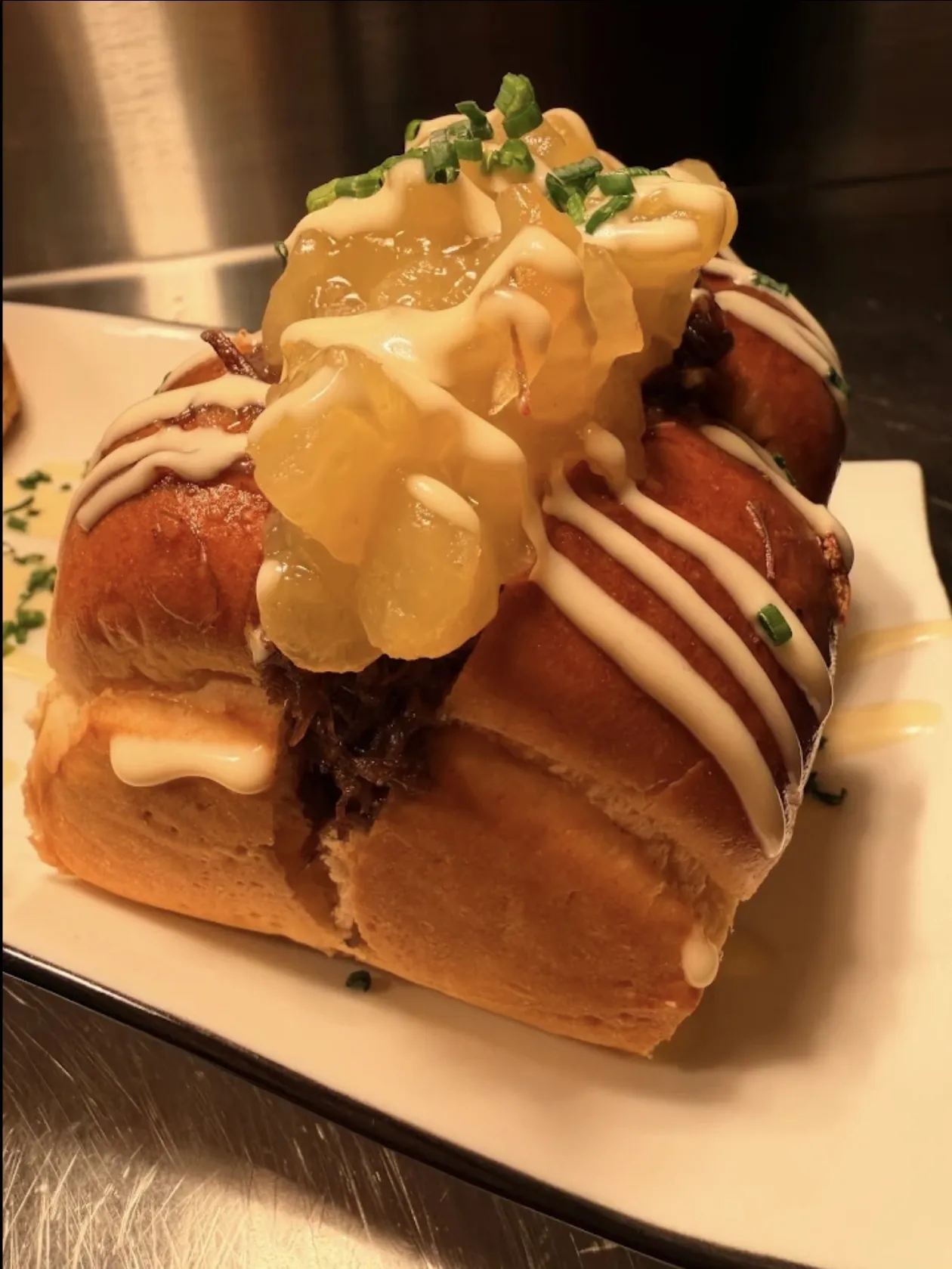Bao relleno de carne deshilachada con mayonesa y compota