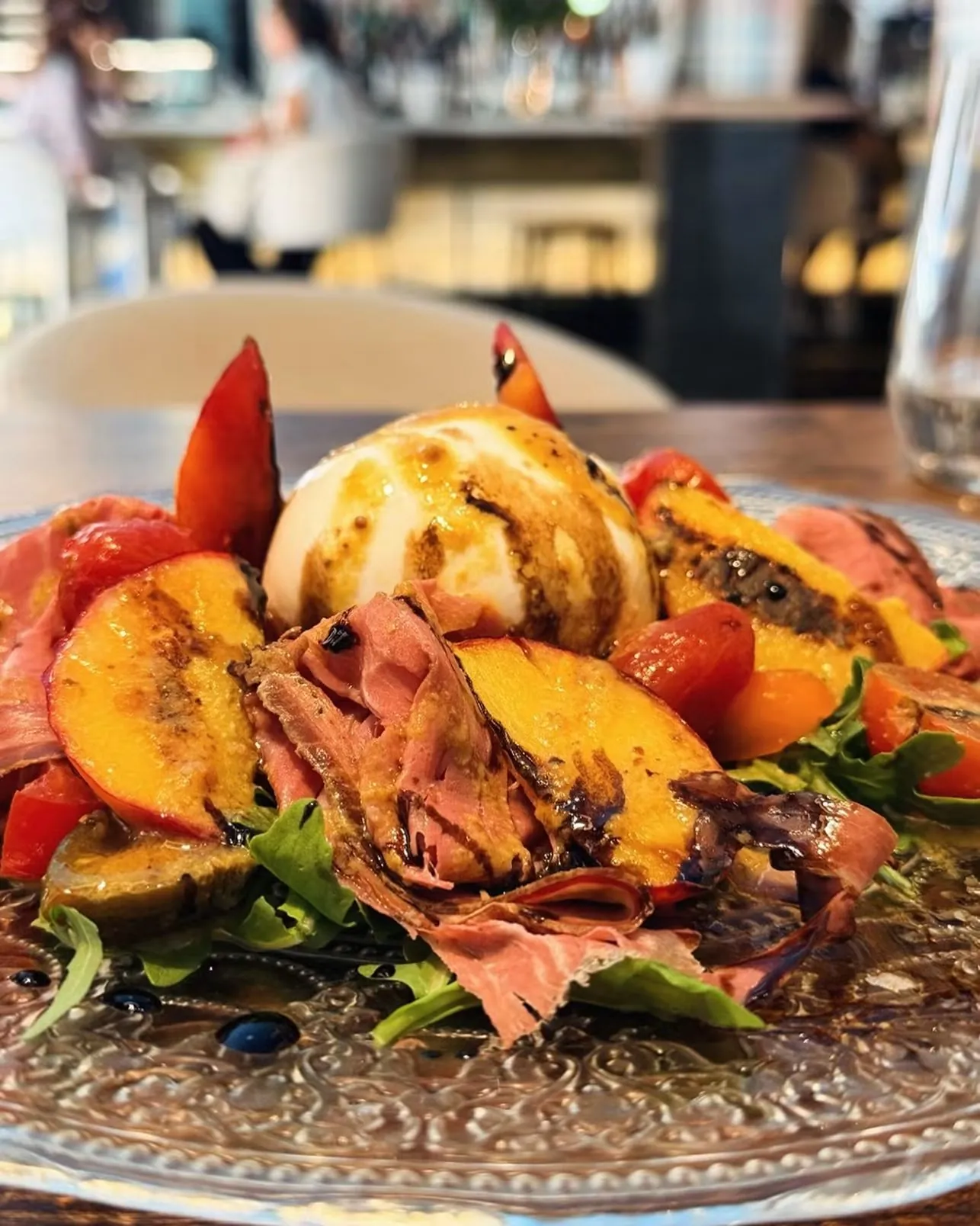 Burrata con melocotón, jamón y tomate