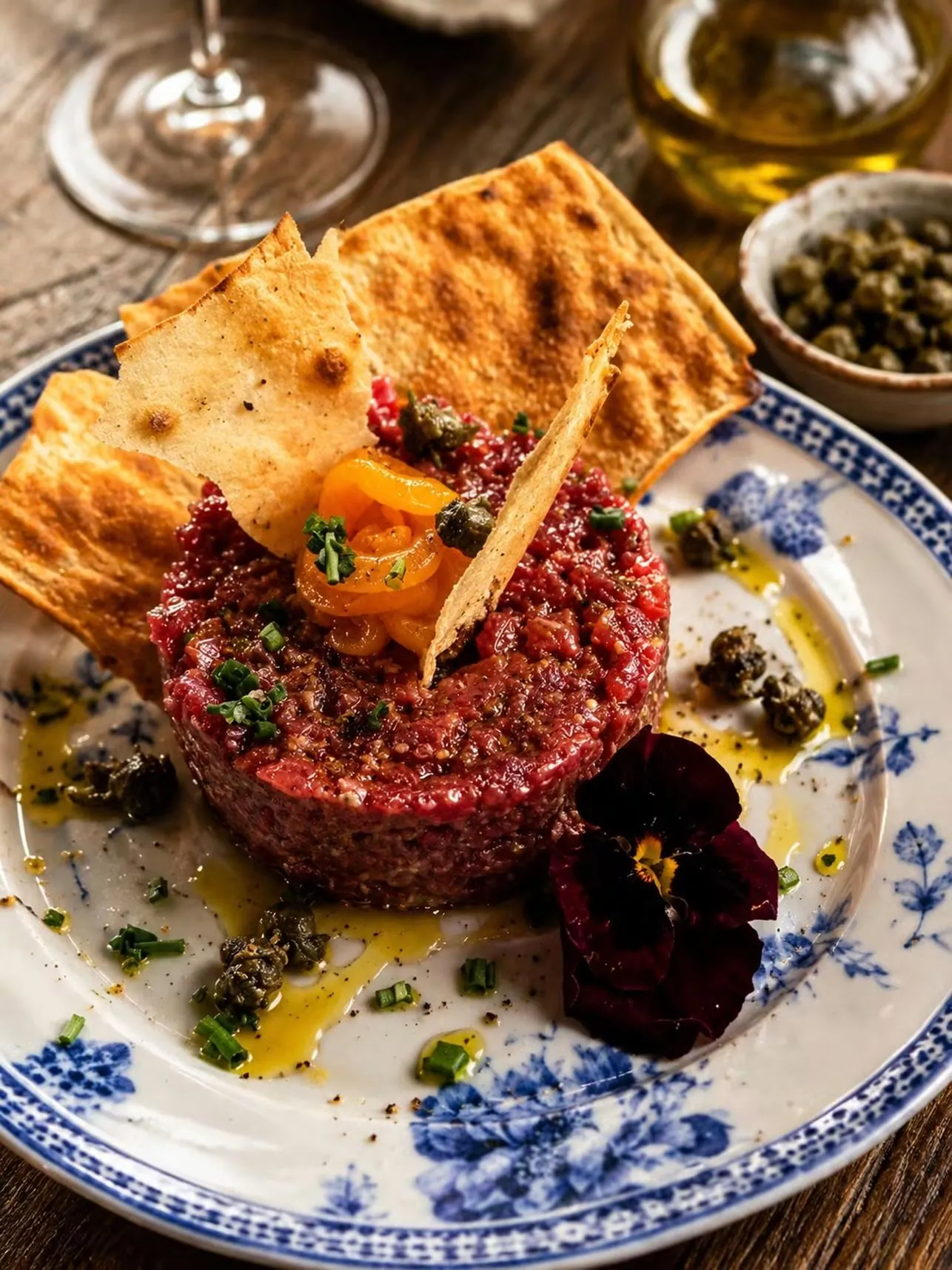 Steak tartar con crackers y alcaparras