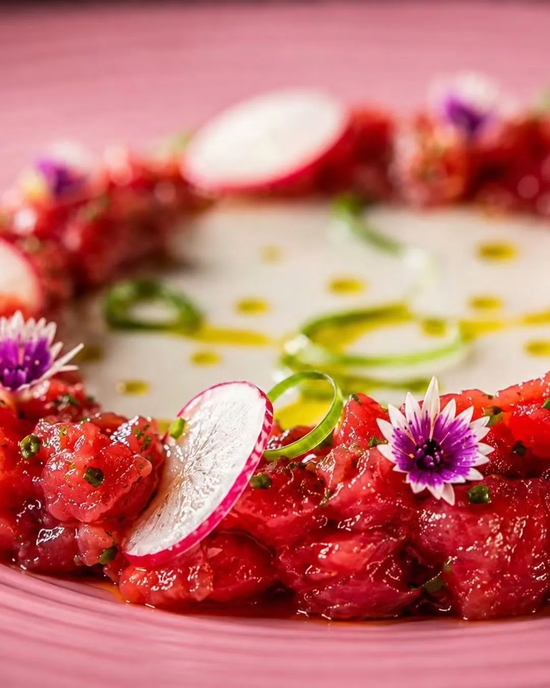 Tartar de atún con flores comestibles